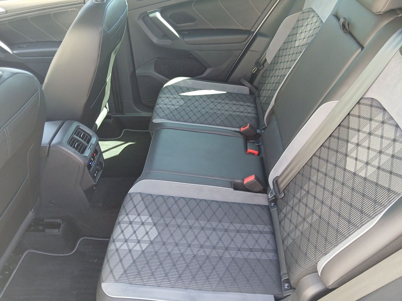 Fahrzeugabbildung Volkswagen Tiguan TDI R-Line FAHRSCHULE