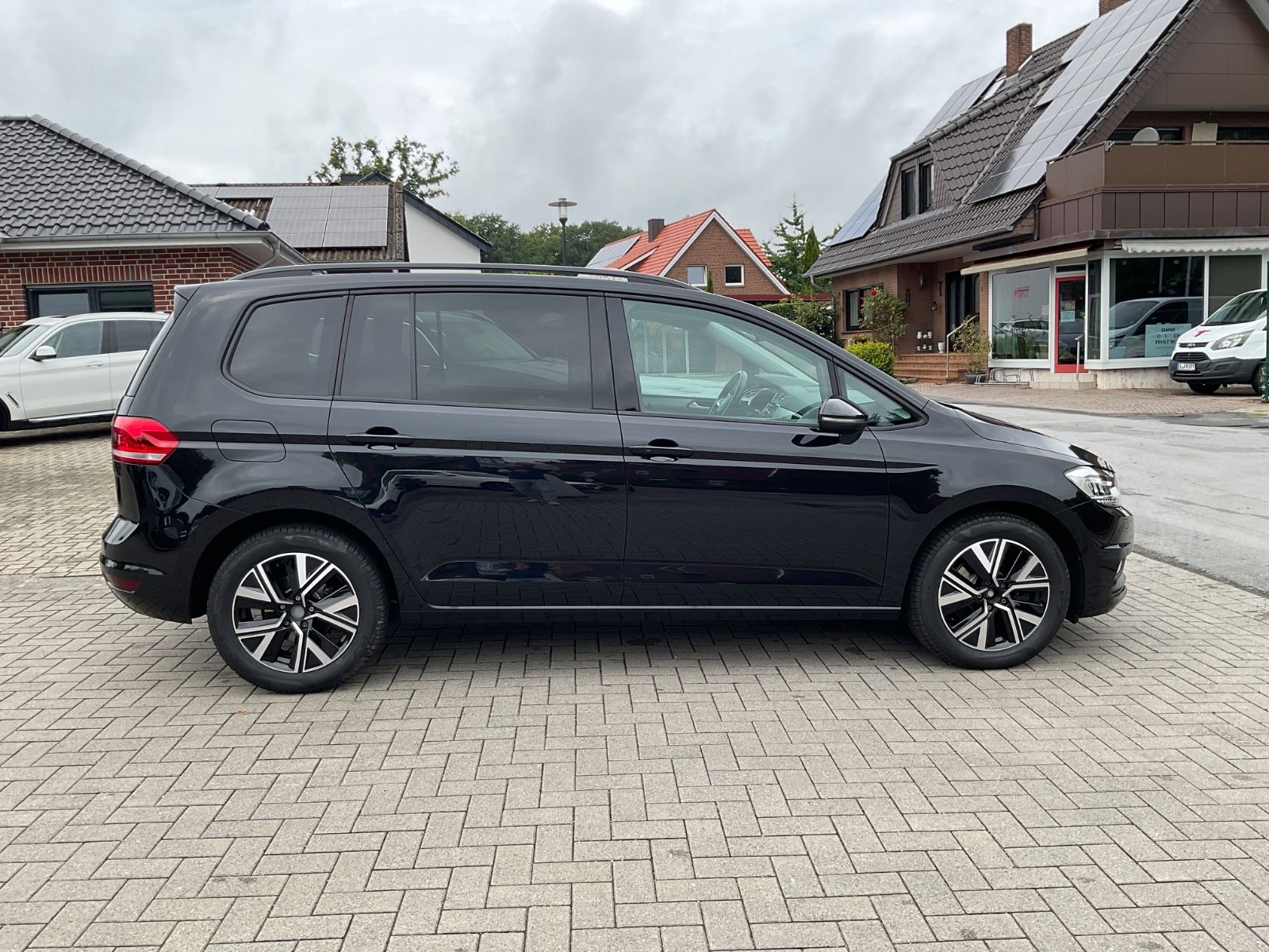 Fahrzeugabbildung Volkswagen Touran 1.5 TSI DSG,7 Sitze,AHK,Standheizung,Pano
