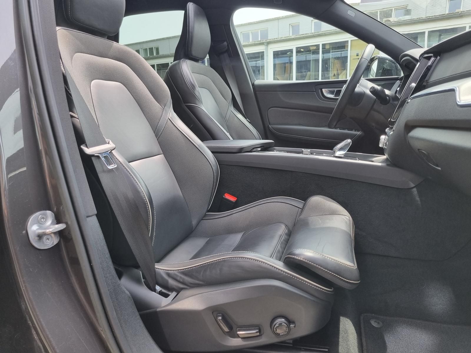 Fahrzeugabbildung Volvo XC60 B5 AWD Ultimate Dark 'Standheizung, 360Cam'