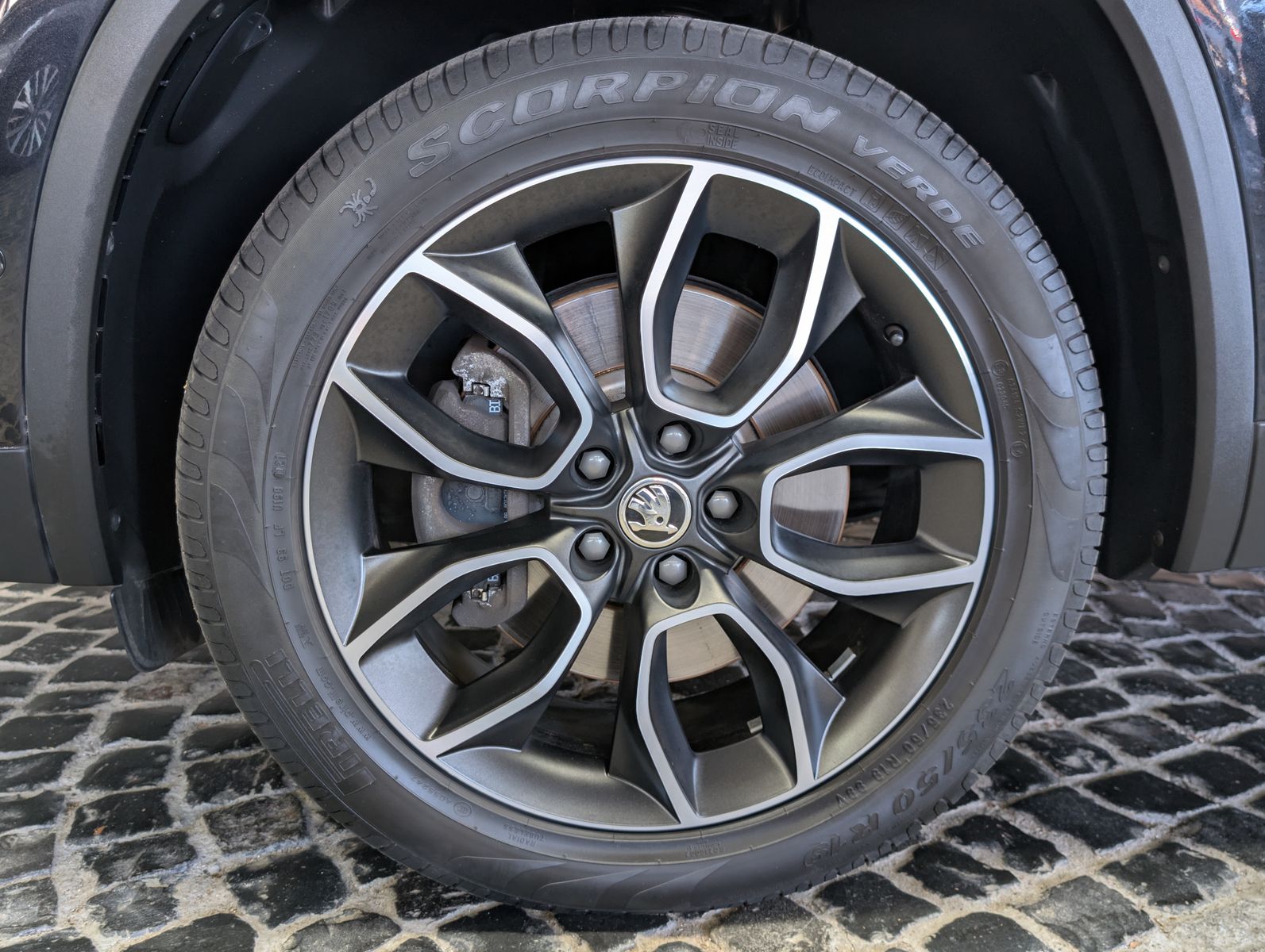 Fahrzeugabbildung SKODA Kodiaq Clever 4x4 PANO*AHK*CANTON*4xSHZ*7-Sitzer