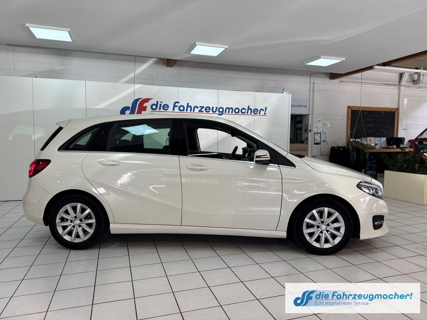 Fahrzeugabbildung Mercedes-Benz B 180 AHK-klappbar Navi LED SHZ Parklenkass. Rüc