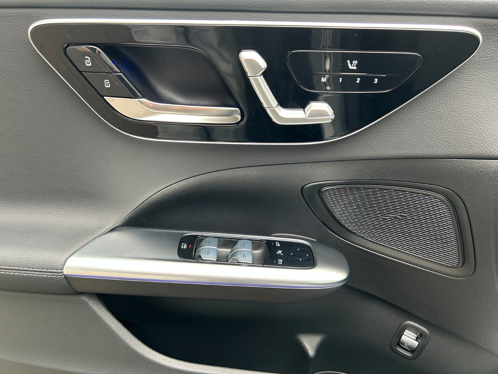 Fahrzeugabbildung Mercedes-Benz C 220 AVANTGARDE+DIS+HUD+360°+DAB+MEMORY+SPUR