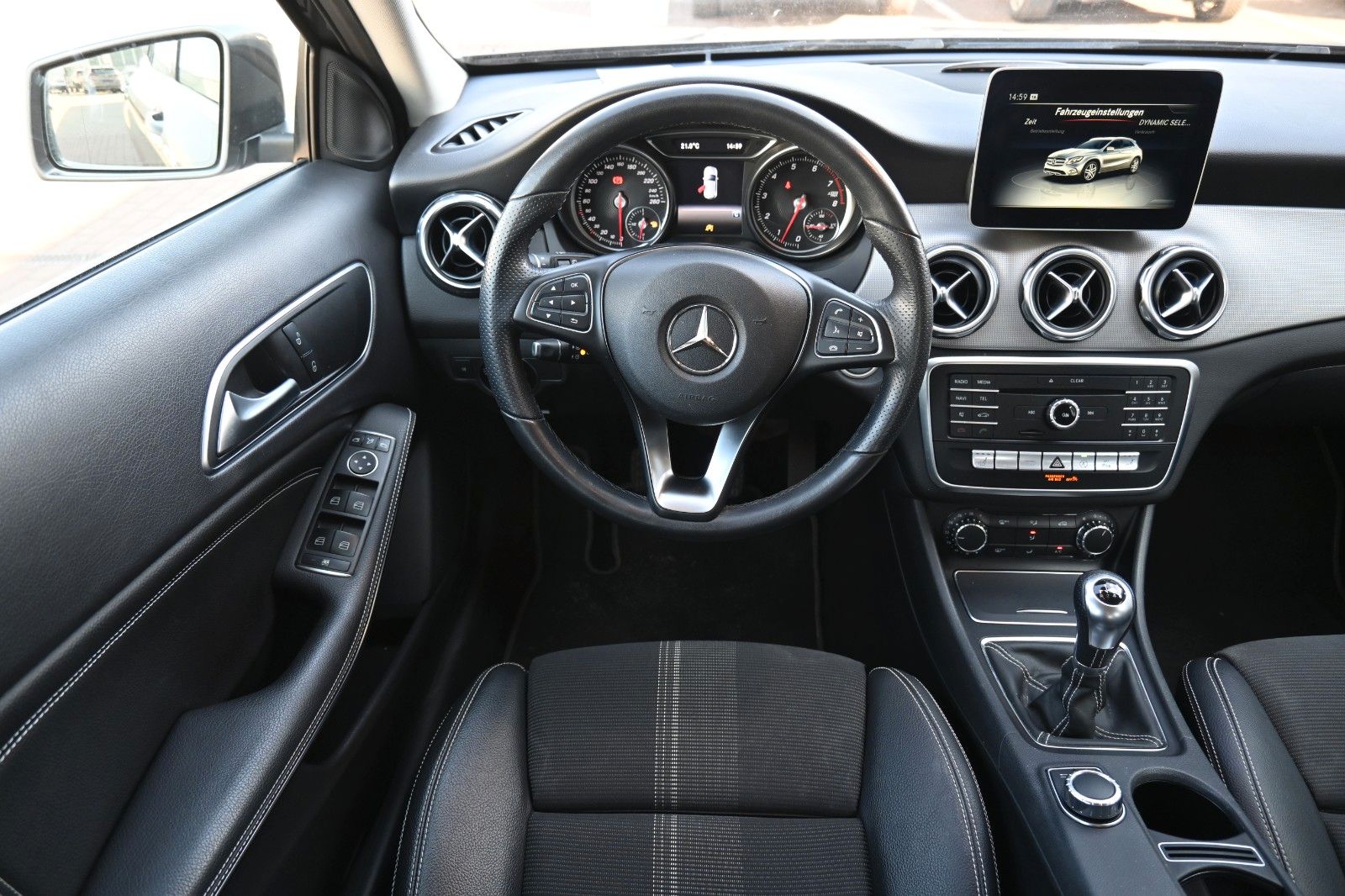 Fahrzeugabbildung Mercedes-Benz GLA 180 Schalter Urban*Navi*RFK*AHK