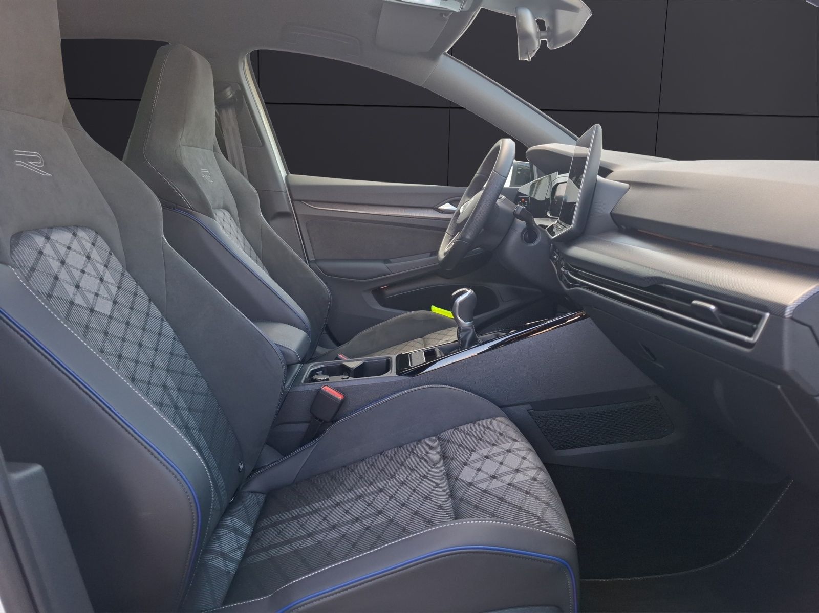 Fahrzeugabbildung Volkswagen Golf VIII TSI R-Line Standhzg. LEDplus APP H&K A