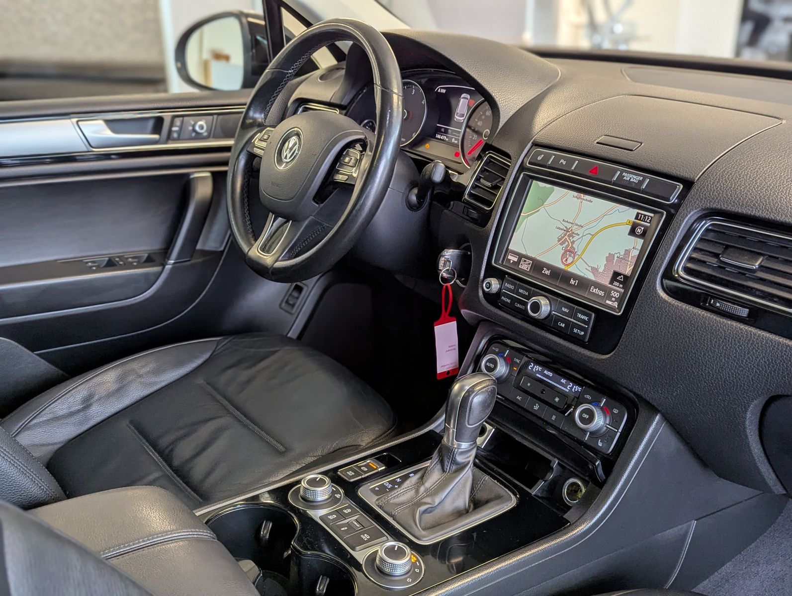 VW Touareg V6 TDI Terrain 4M StHz. Luft Pano AHK - Image 12