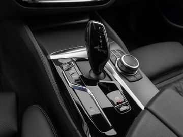 Fahrzeugabbildung BMW 520d M Sport  Kamera HUD DAB HiFi AHK DisplayKey