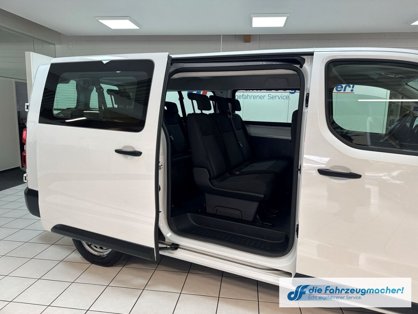 Fahrzeugabbildung Opel Vivaro Kombi L 1.5 D EU6d Apple CarPlay Android