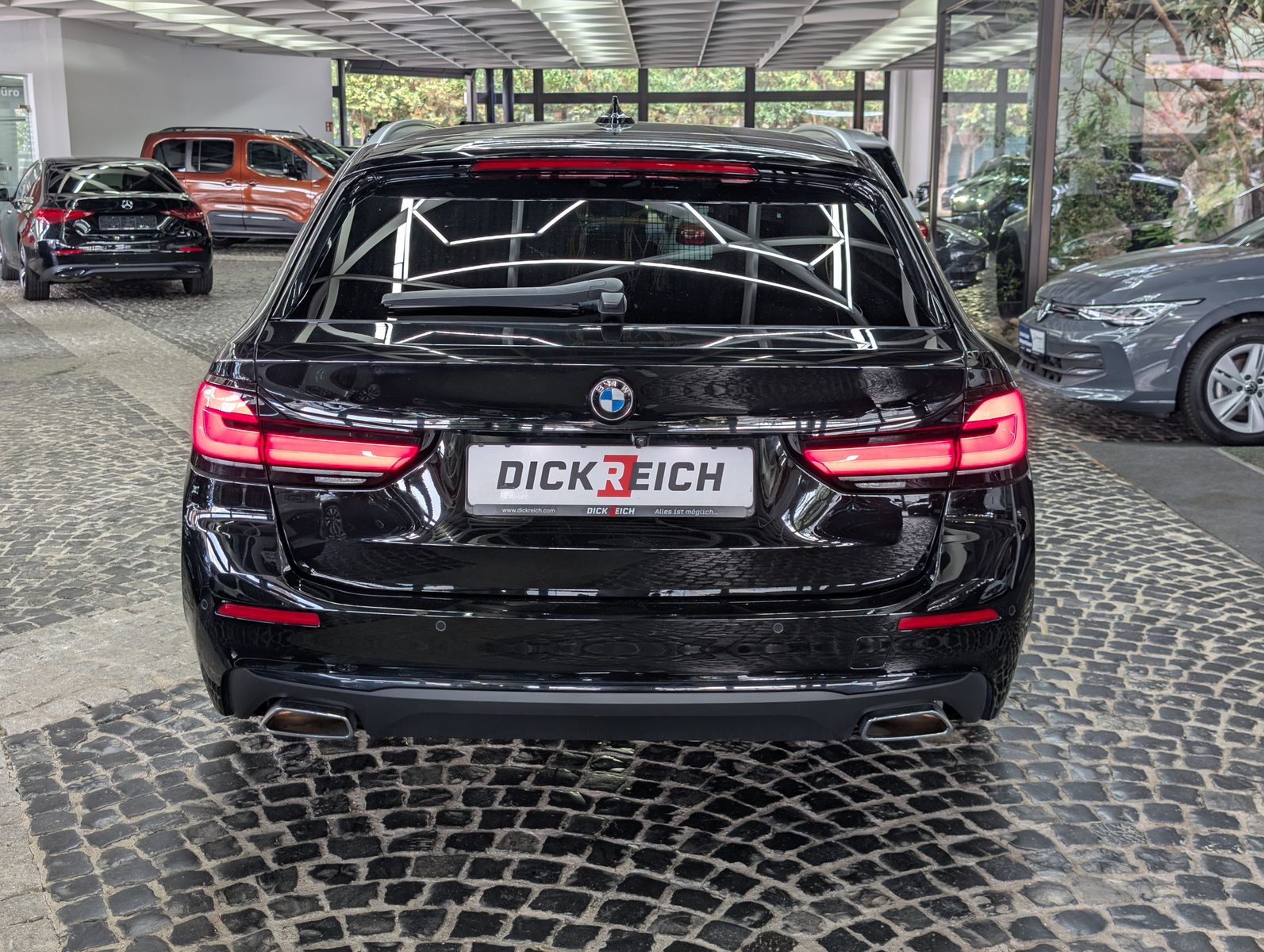 Fahrzeugabbildung BMW 520d M Sport MHEV LEDER HUD AMBI LED APP 4xSHZ