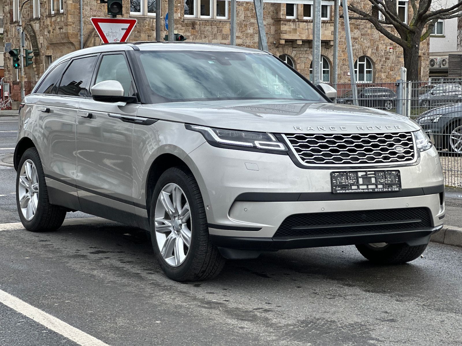 Fahrzeugabbildung Land Rover RANGE ROVER VELAR SE*MOD.2021+AHK+PANO+U.V.M*