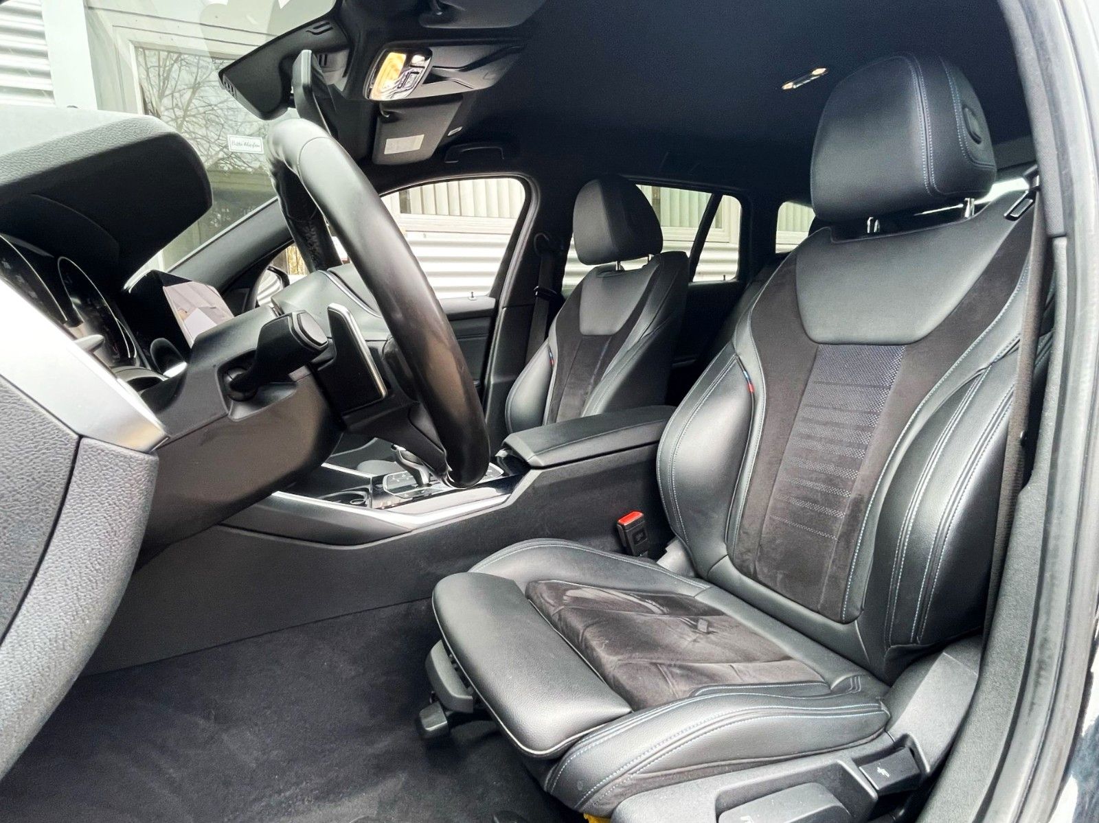 Fahrzeugabbildung BMW 320d M SPORT SAG tLEDER NAVI HiFi LIVE COCPIT+