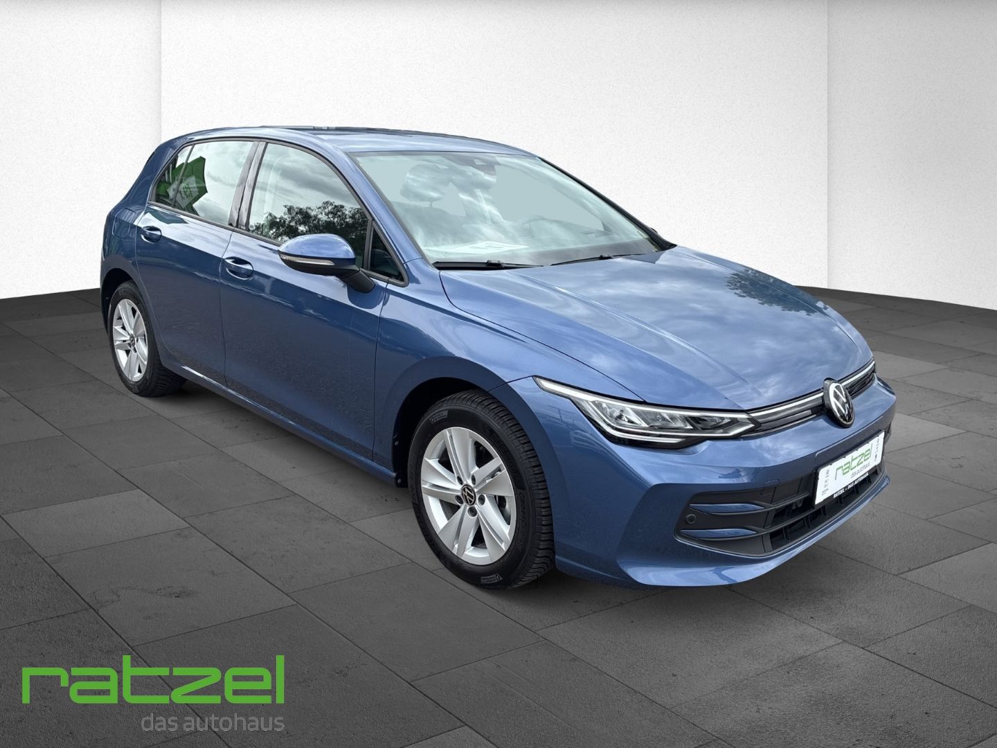 Fahrzeugabbildung Volkswagen Golf VIII Life 1,5 TSI HUD Navi Digitales Cockpi