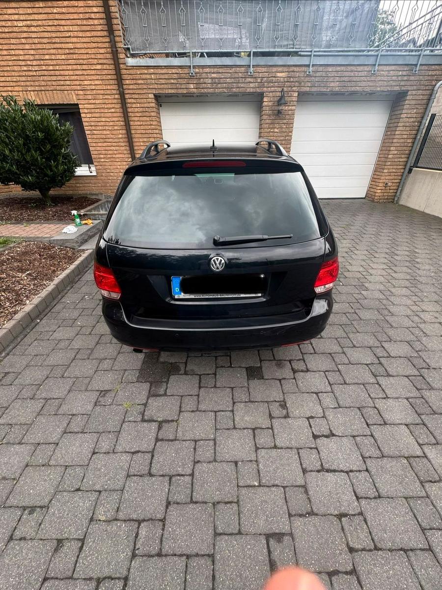 Volkswagen Golf 2012 — rear view