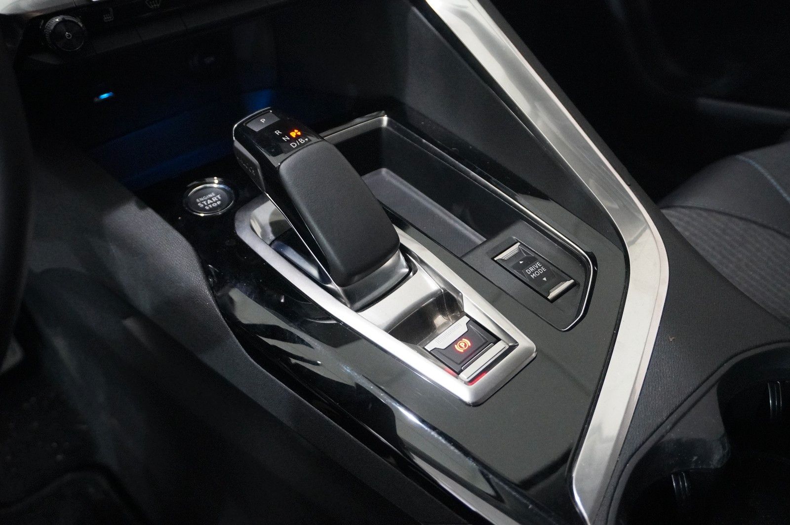 Fahrzeugabbildung Peugeot 3008 Hybrid PHEV ALLURE NAVI/LED/KAMERA/SHZ/AHK