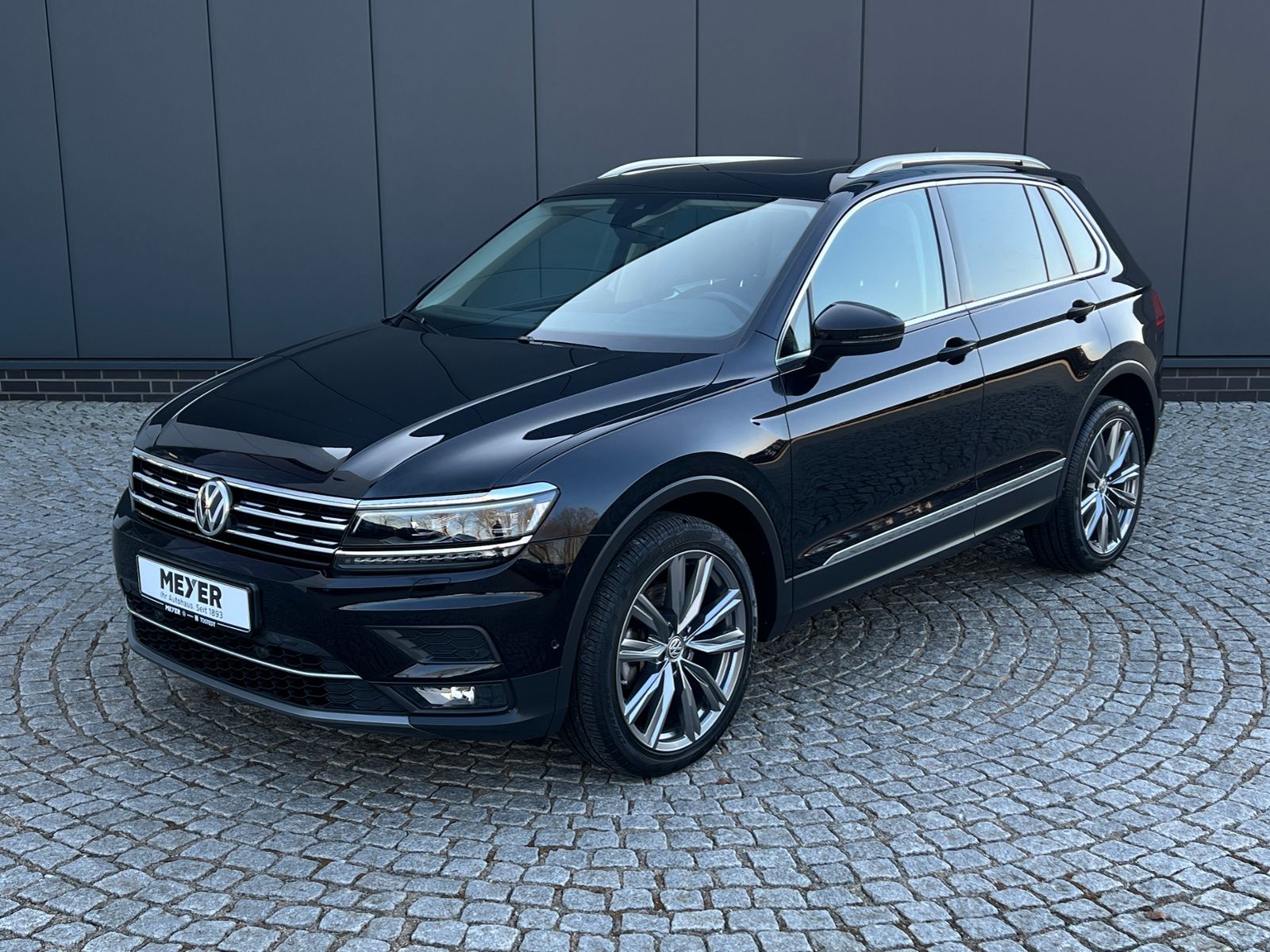 Fahrzeugabbildung Volkswagen Tiguan Highline 2.0 TSI DSG 4Motion *AHK, LED, A