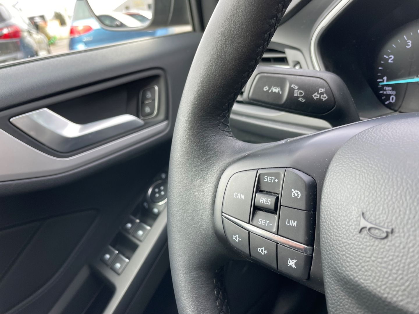 Fahrzeugabbildung Ford Focus C&C MHEV Kamera VerkehrszeichenERK DAB
