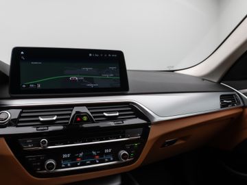 Fahrzeugabbildung BMW 520d Kamera HUD DAB Lenkrhzg Massage AHK Alarm