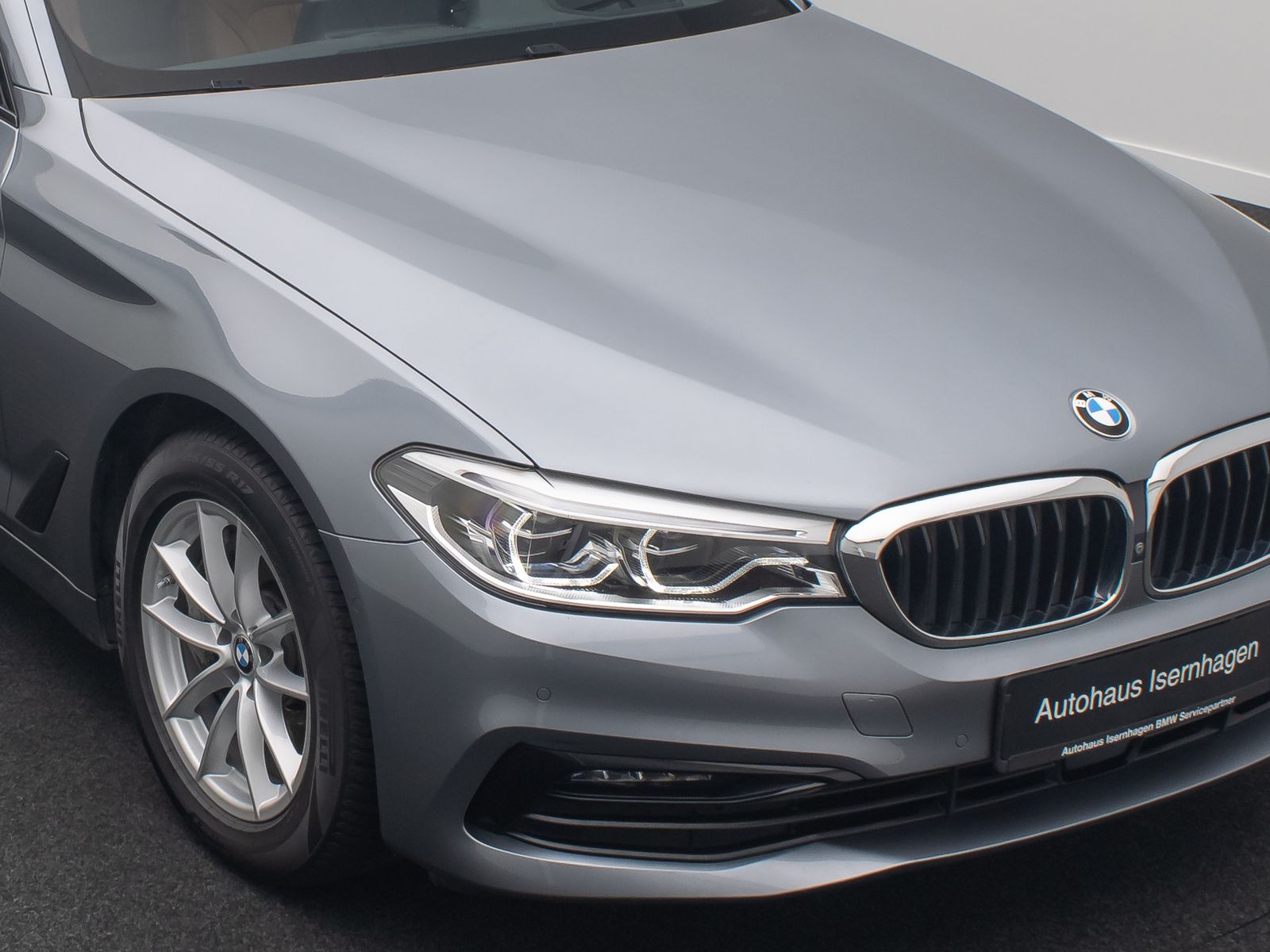Fahrzeugabbildung BMW 540d xD SportLine 360&deg;HUD AHK DispKey SoftCl H/K