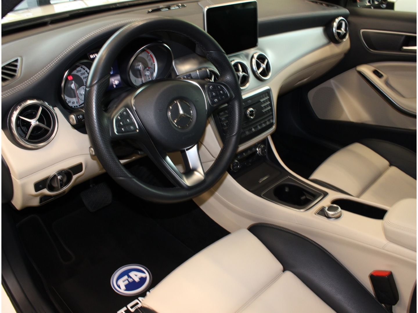 Fahrzeugabbildung Mercedes-Benz GLA 250 - 4Matic*Score*Navi*Pano*Kamera*