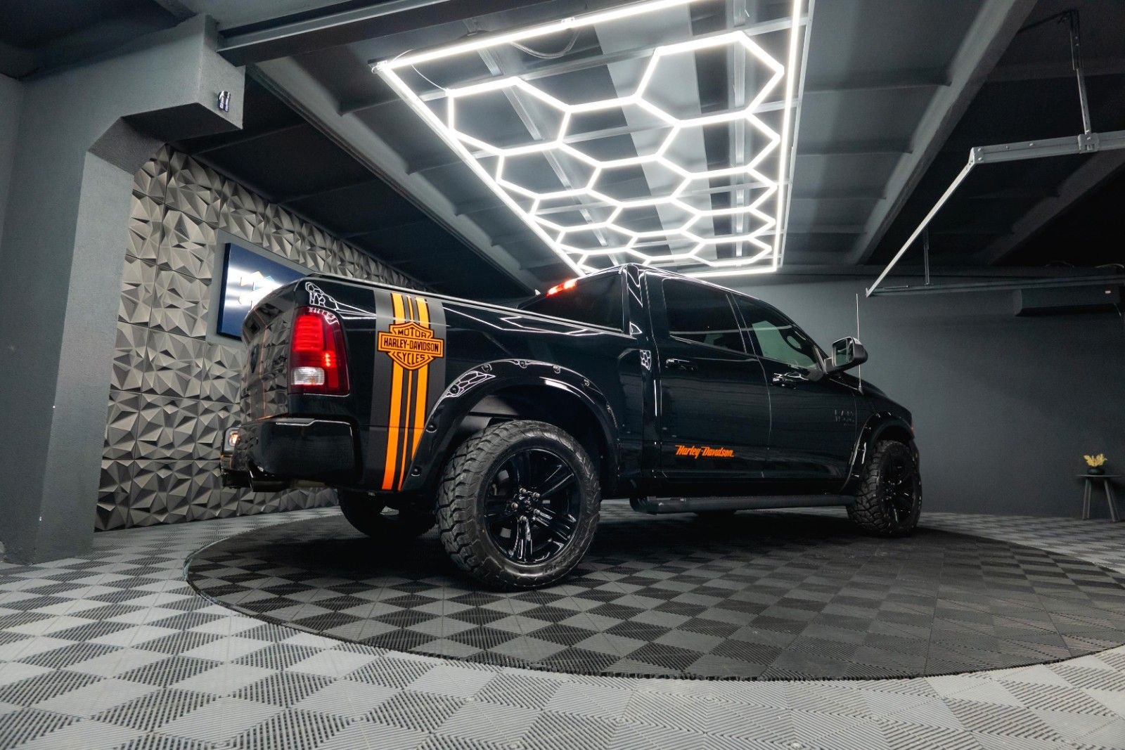 Fahrzeugabbildung Dodge RAM 5.7 V8 HEMI 4x4 OFFROAD Night HarleyDavidson