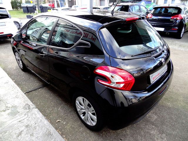Fahrzeugabbildung Peugeot 208 + Navi ZB+Klima+BT+WR+BC