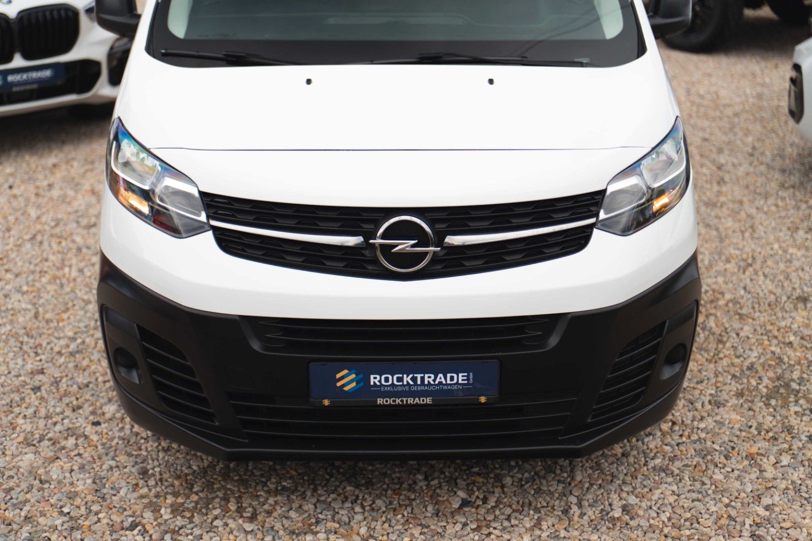 Fahrzeugabbildung Opel Vivaro Kombi S | 9 Sitze | Klima | DAB | TÜV NEU
