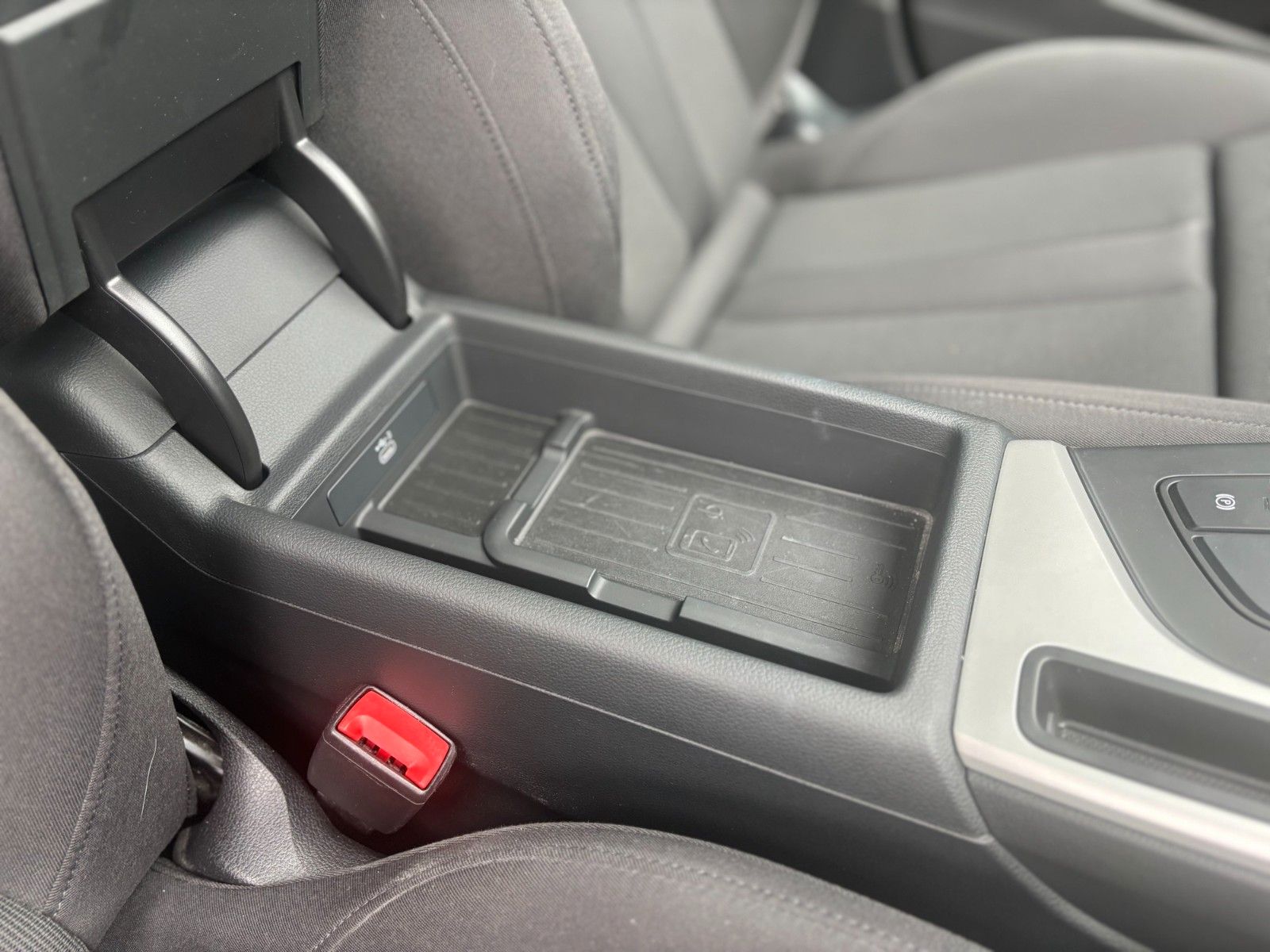 Fahrzeugabbildung Audi A4 Avant 40 TFSI quattro basis