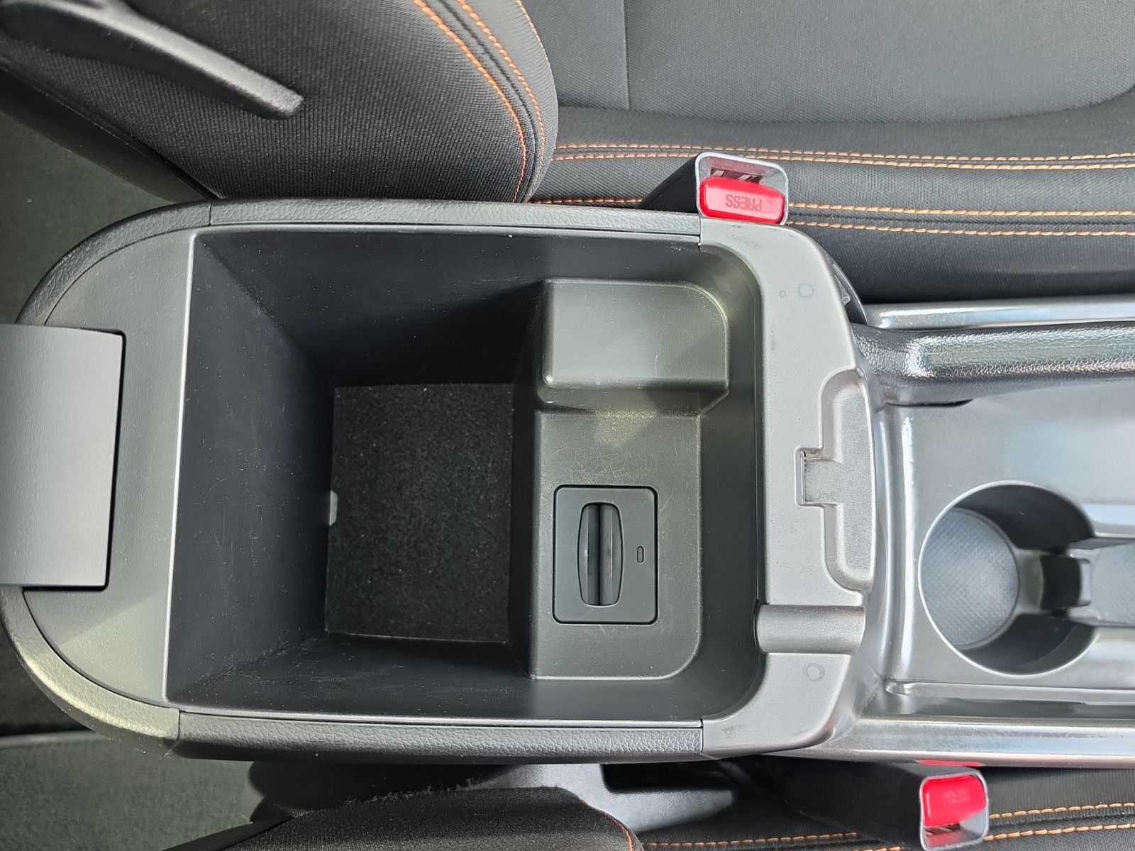 Fahrzeugabbildung Kia Sportage  ALLRAD 4X4 AUTOMAT/PANORAMA/NAVI/XENON
