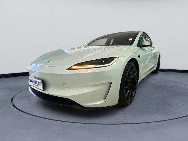 TESLA Model 3 Allradantrieb mit Dualmotor Performance