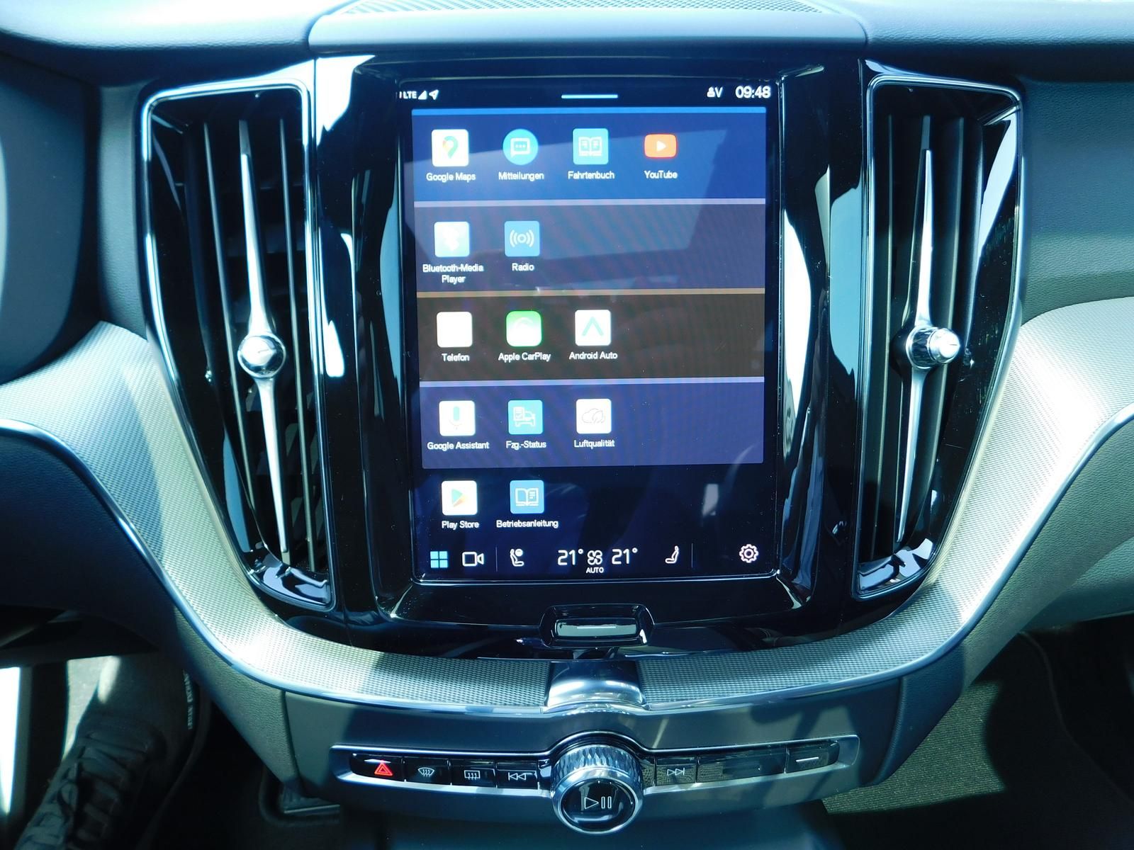 Fahrzeugabbildung Volvo XC6T8 Plus Black Edition Plug-In Hybrid AWD