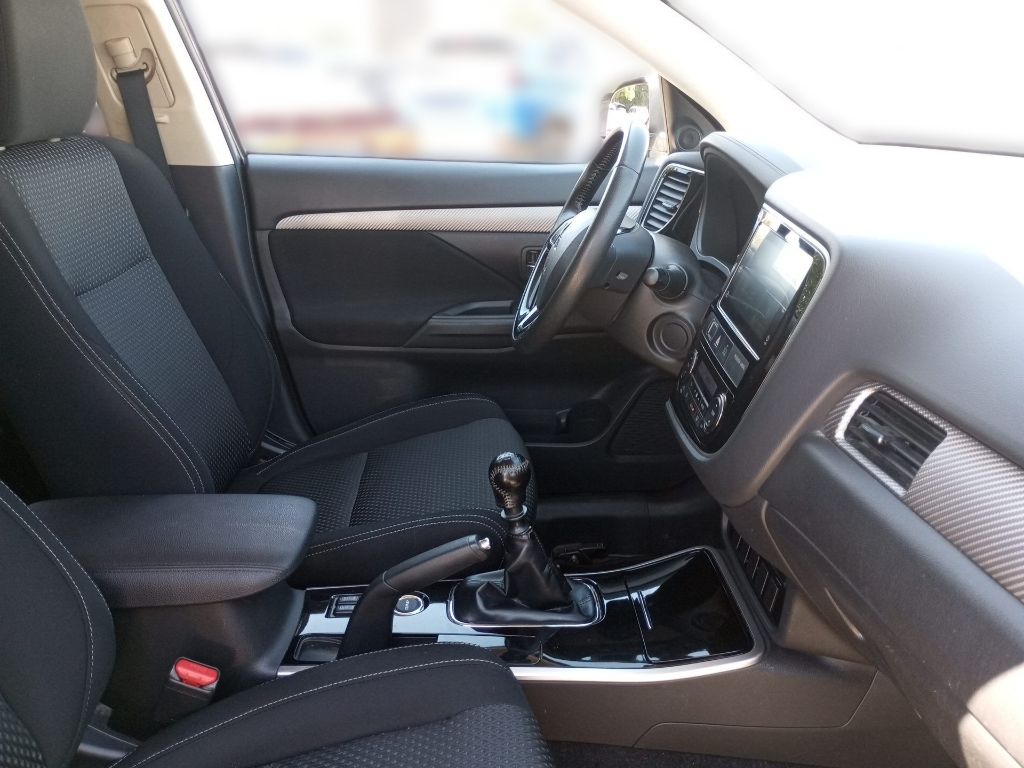 Fahrzeugabbildung Mitsubishi Outlander PLUS 2.2 DI-D 4WD 7-Sitzer AHK WKR