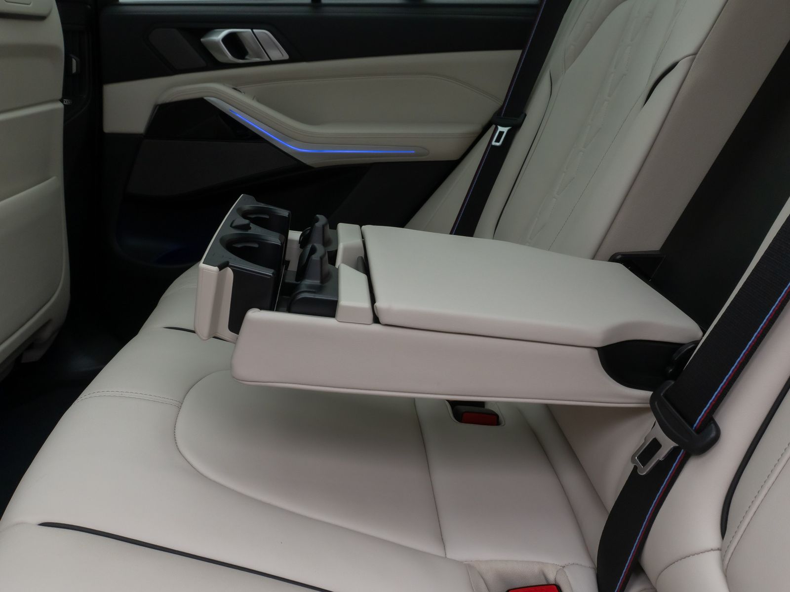Fahrzeugabbildung BMW X5 xD50e M Sport Pro Pano SoftCL 360°HUD DAB H/K