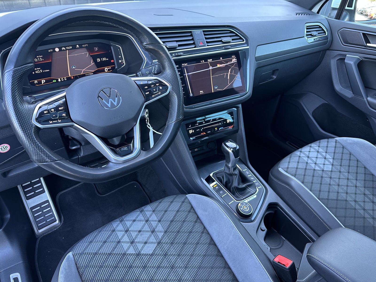 Fahrzeugabbildung Volkswagen Tiguan 2.0 TDI DSG 4M R-Line NAV+MATRIX+PANO+KAM