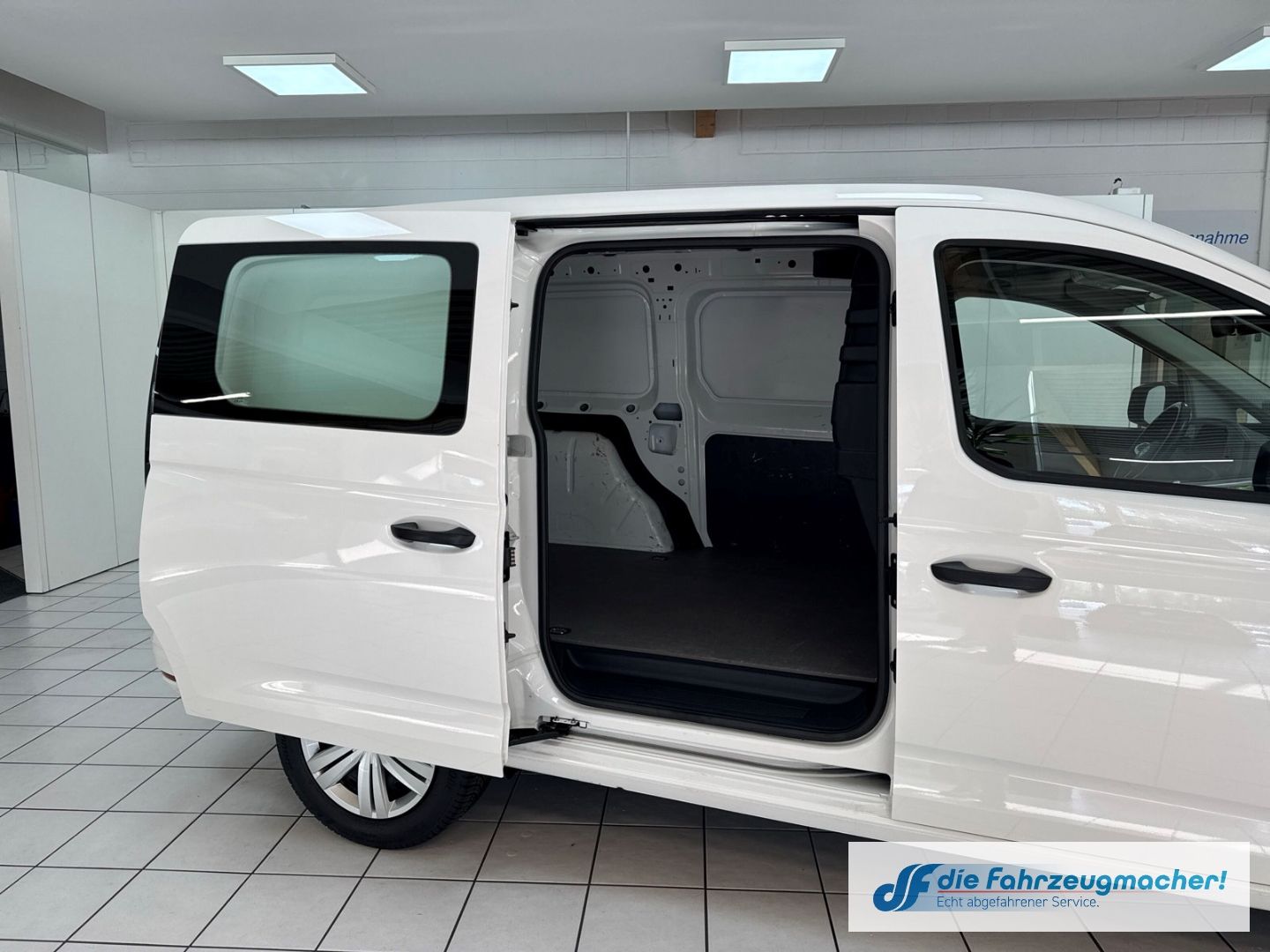 Fahrzeugabbildung Volkswagen Caddy Cargo Maxi DSG AHK 25tkm Temp PDCv+h El. P