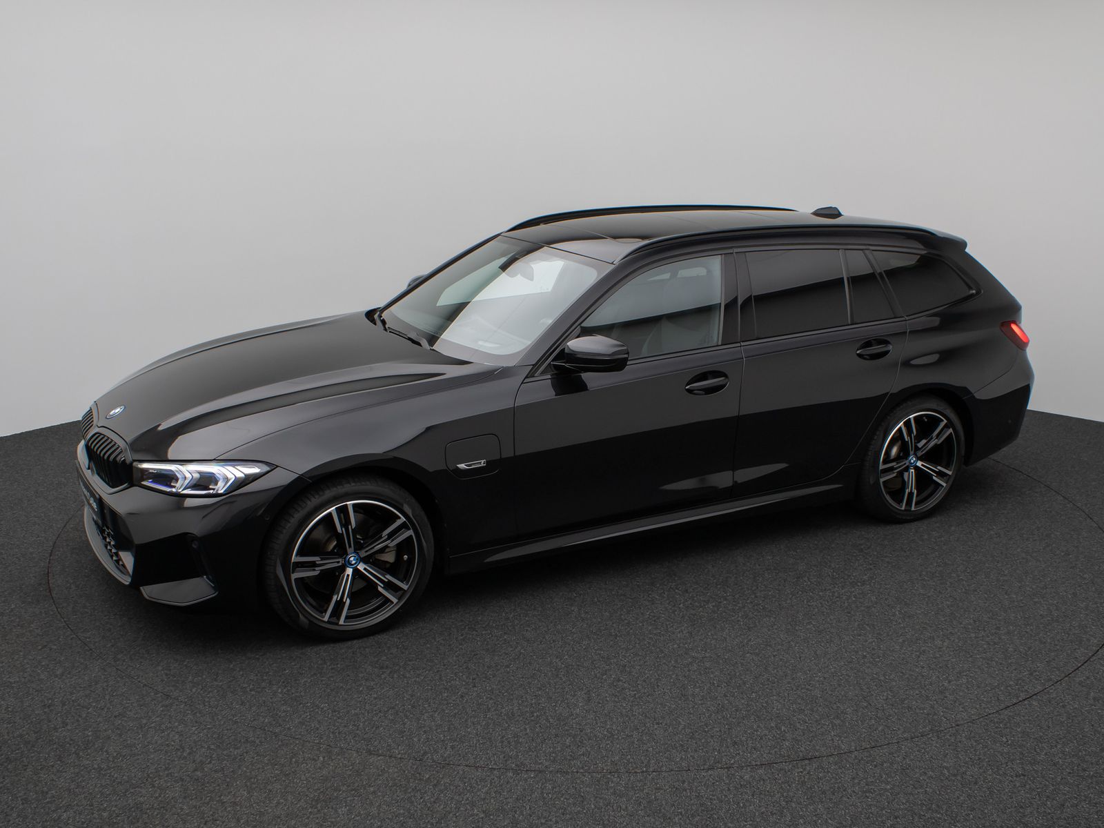 Fahrzeugabbildung BMW 330e xD M Sport Panorama Kamera HUD DAB H/K AHK