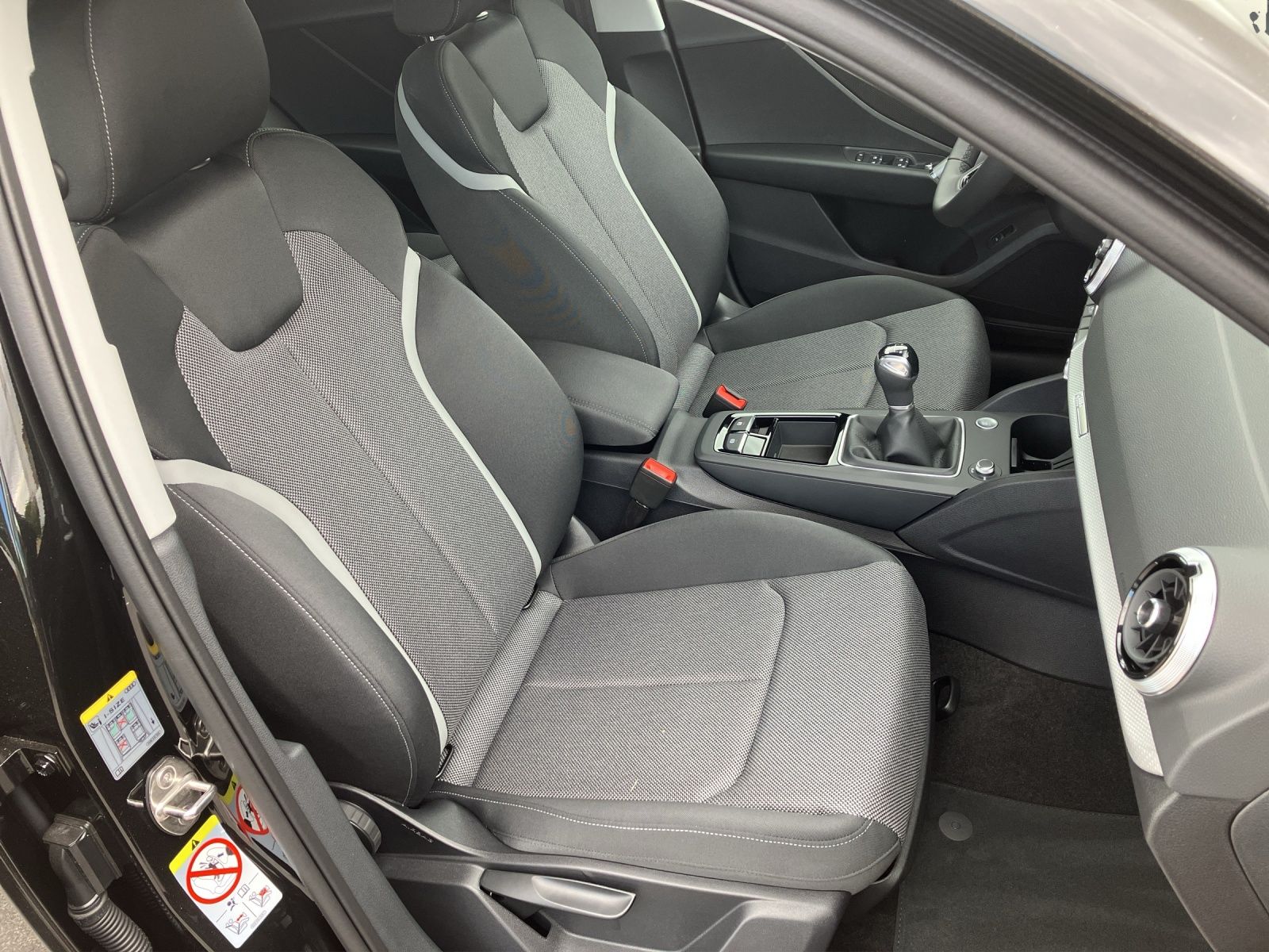 Fahrzeugabbildung Audi Q2 35 TFSI advanced Matrix, virtual cockpit plus