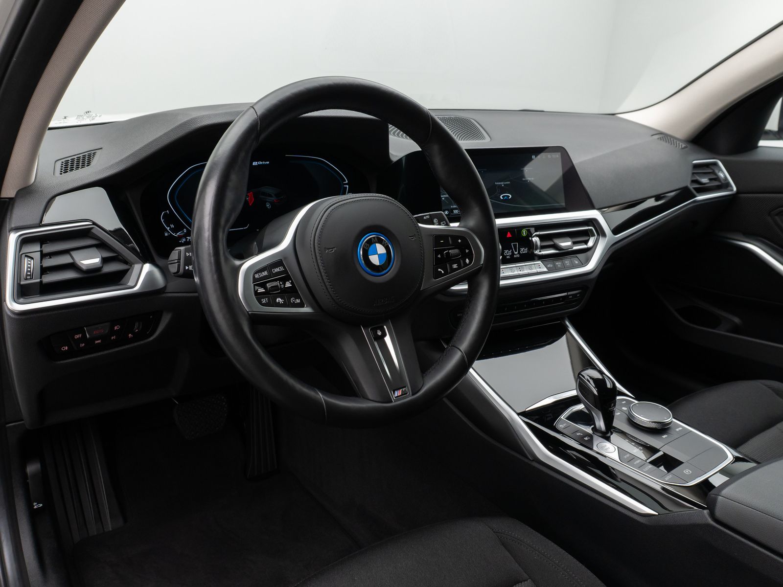 Fahrzeugabbildung BMW 330e DAB CockPitPr Lenkrhz PDC Stop&Go Alarm AHK