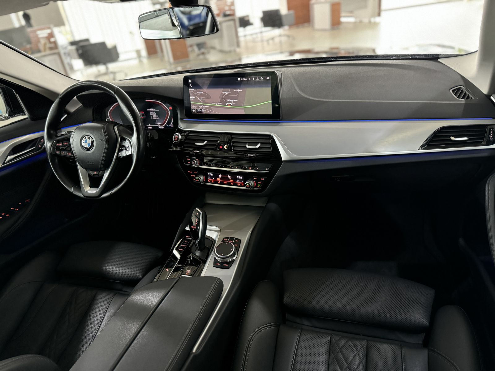 Fahrzeugabbildung BMW 520d Panorama Kamera DAB HiFi DisplKey AHK Sport