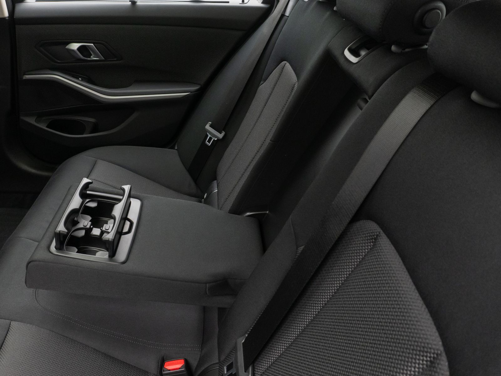 Fahrzeugabbildung BMW 330e Panorama Kamera DAB WLAN Lenkrhzg Alarm LED