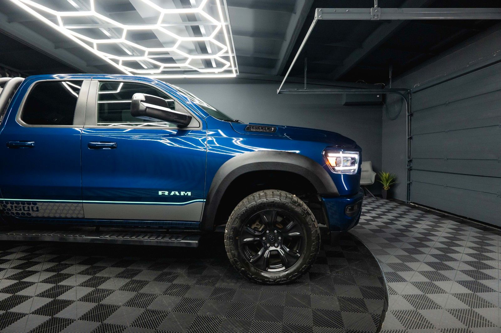 Fahrzeugabbildung Dodge RAM 5.7 V8 HEMI 4x4 BLUE EDITION Offroad LONGBED