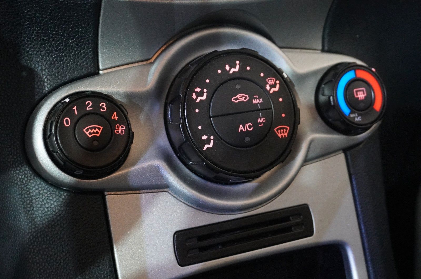 Fahrzeugabbildung Ford Fiesta 1.3 CHAMPIONS EDIT. 3-TÜR KLIMA/SHZ/USB