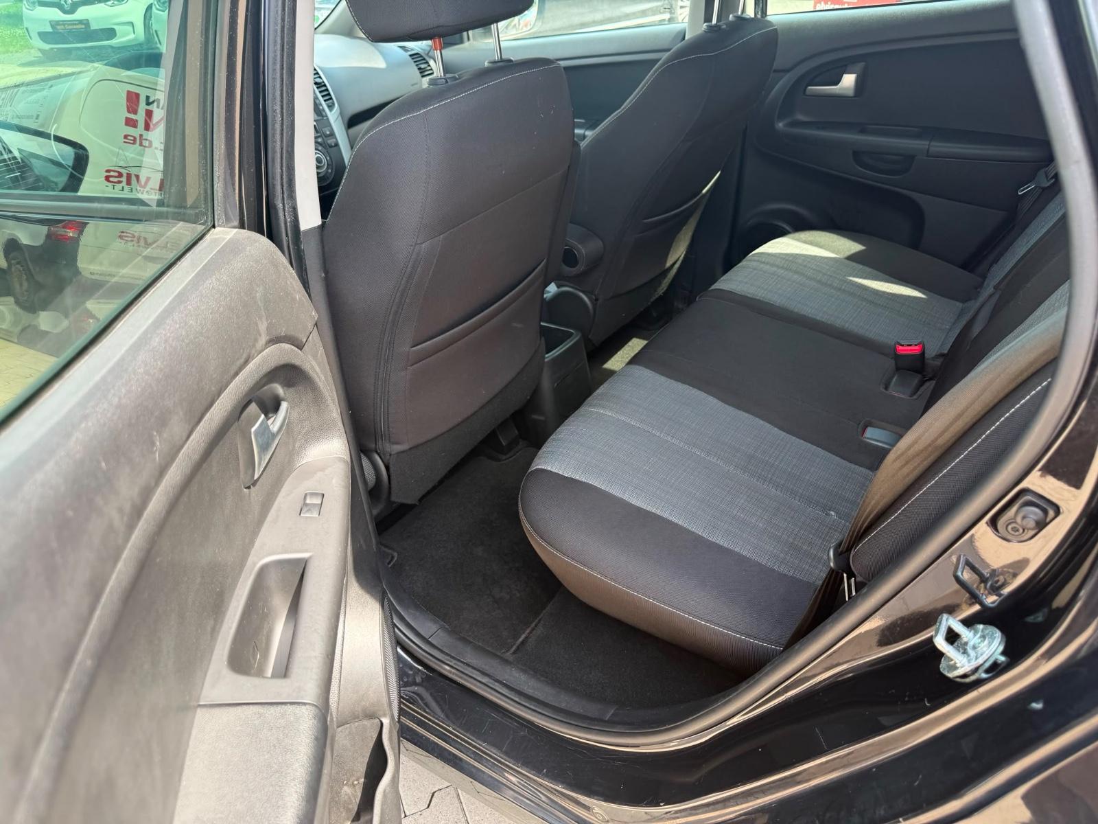 Kia Venga 2013 — photo 12