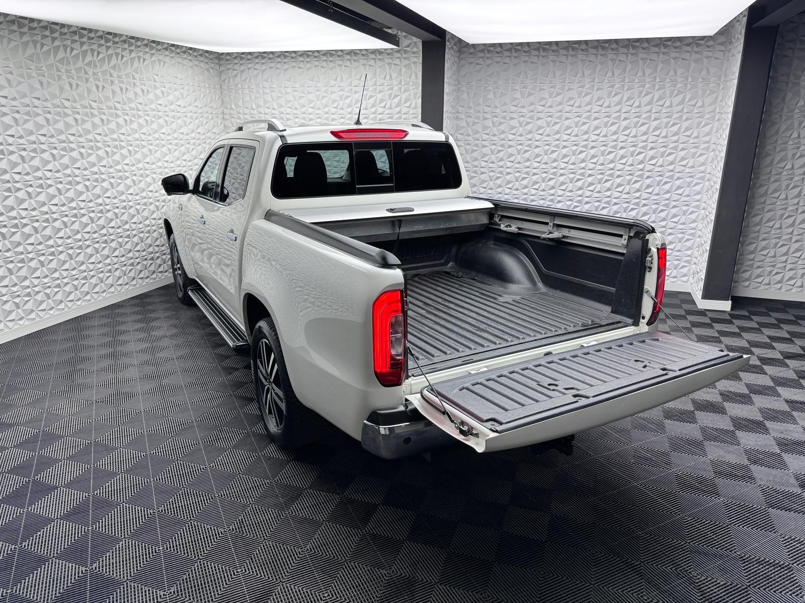 Fahrzeugabbildung Mercedes-Benz d POWER-EDITION/4MATIC/LED/KEYLES/360°/AHK