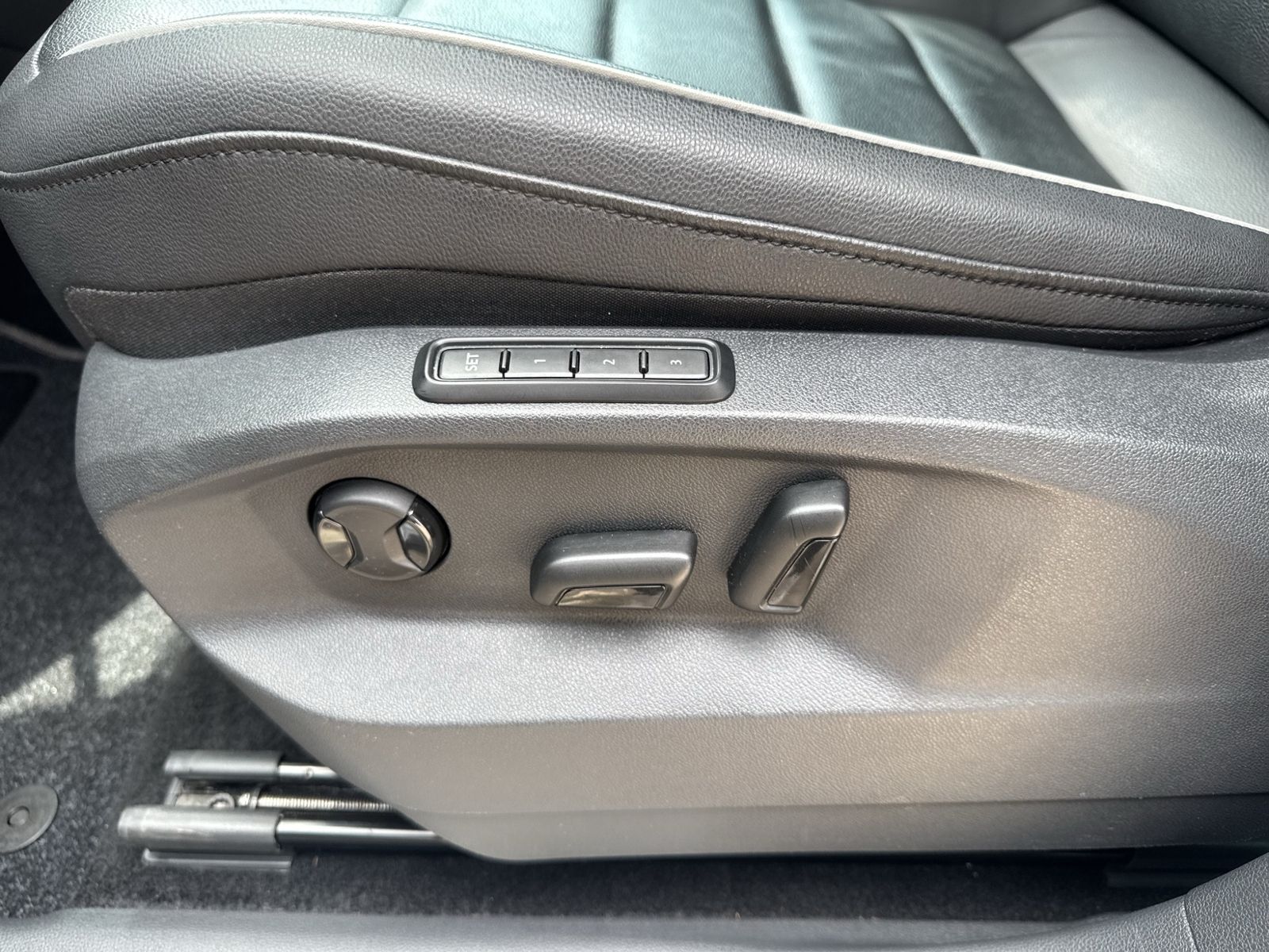 Tiguan 2.0 TSI Elegance 4Motion, AHK, Navi, Spor