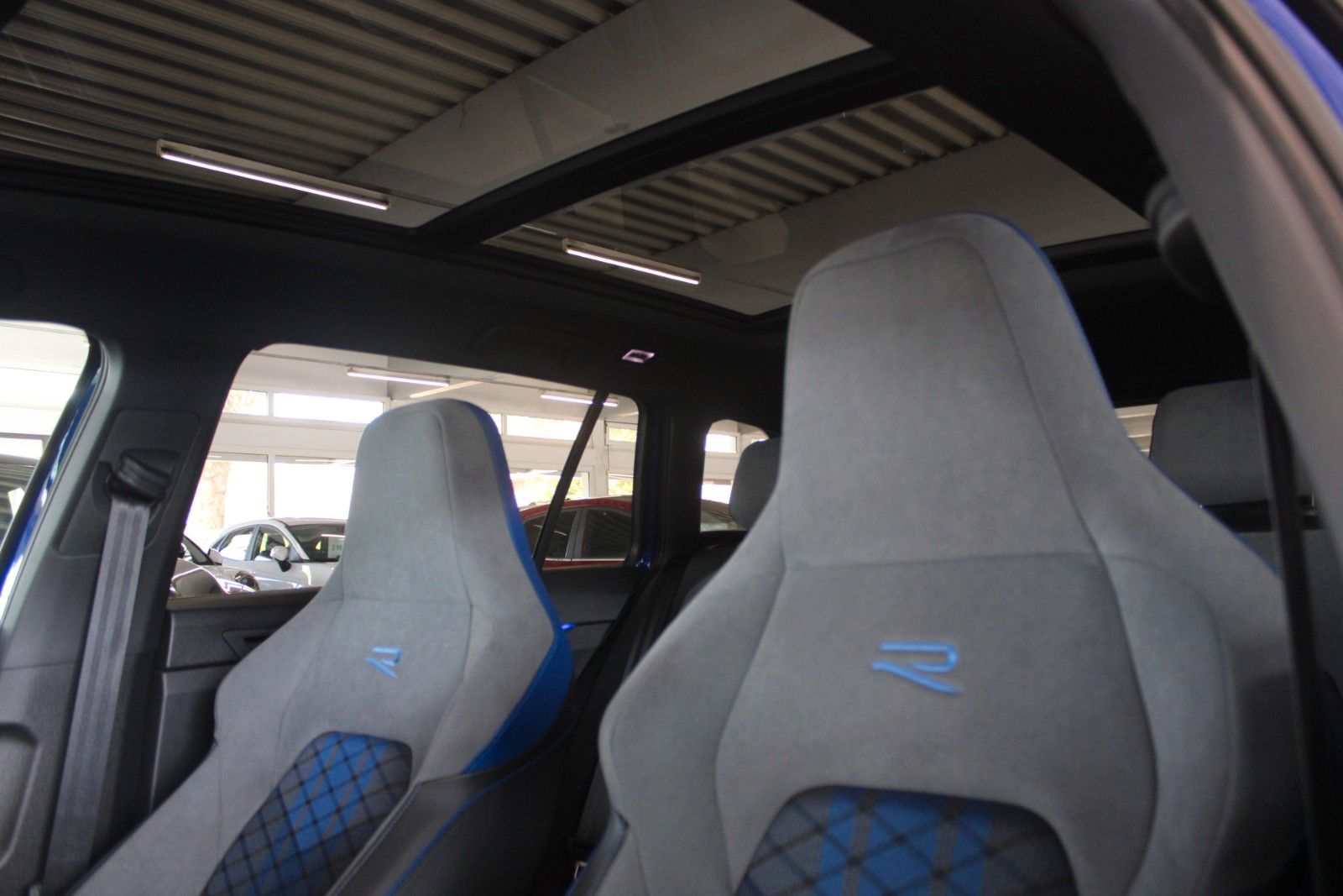 Fahrzeugabbildung Volkswagen Golf R DSG 4MOTION IQ Light Pano Performance Pak