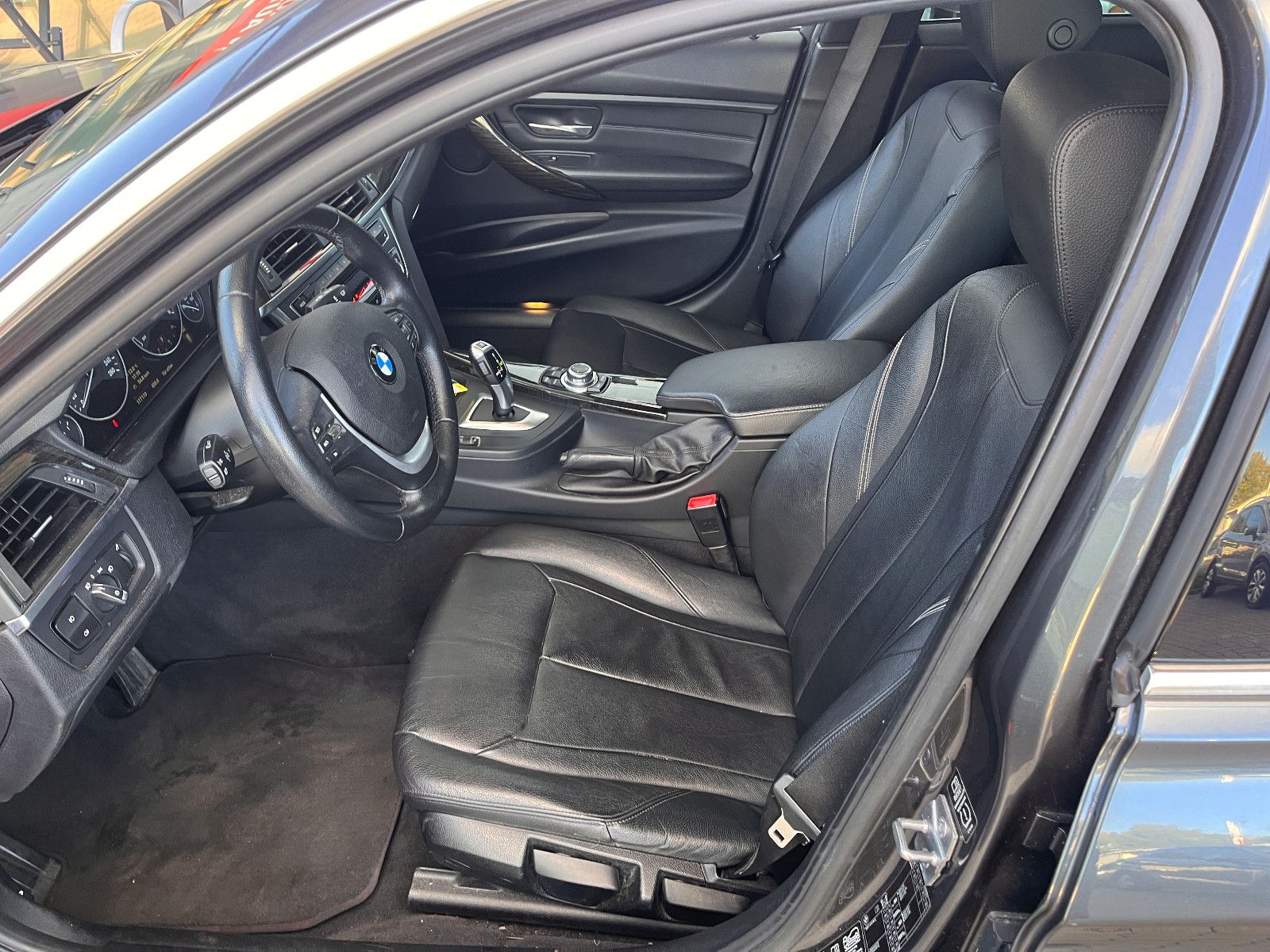 Fahrzeugabbildung BMW 330 Touring 330 d xDrive Automatik/ Panorama