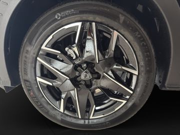 Peugeot 3008 GT HYBRID 145 Kam.+KeyLess+SHZ+Navi+PANO