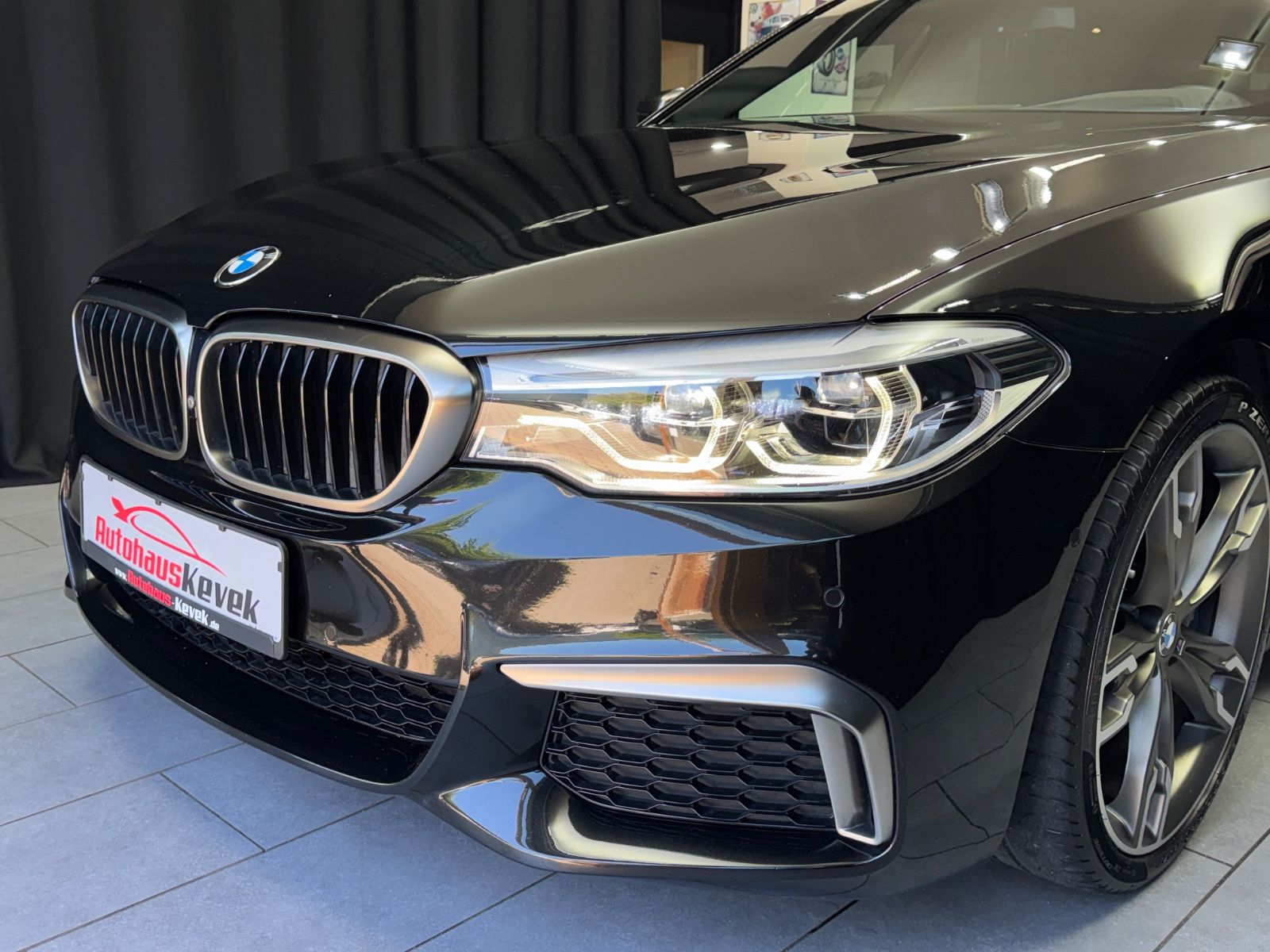 Fahrzeugabbildung BMW M550d xDrive Touring|PANO|NAVI|AHK|1.HAND
