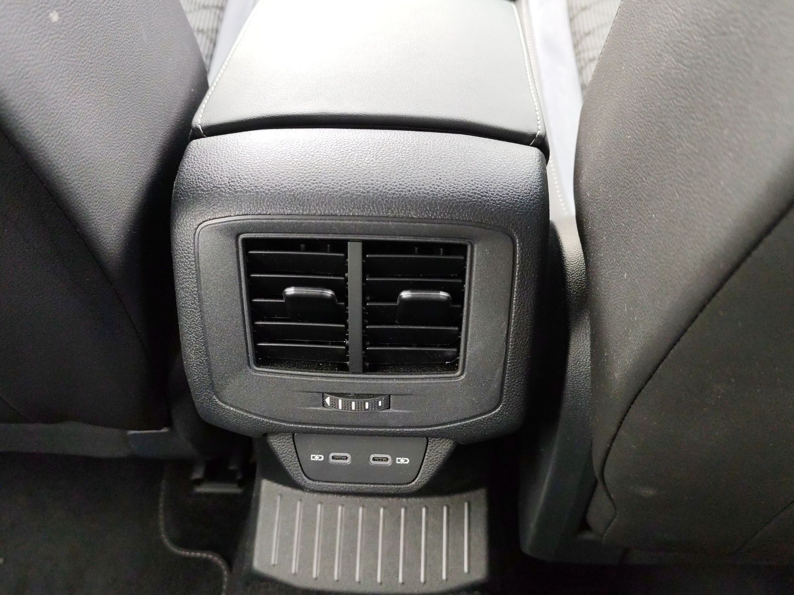 Volkswagen T-Roc - Bild 12