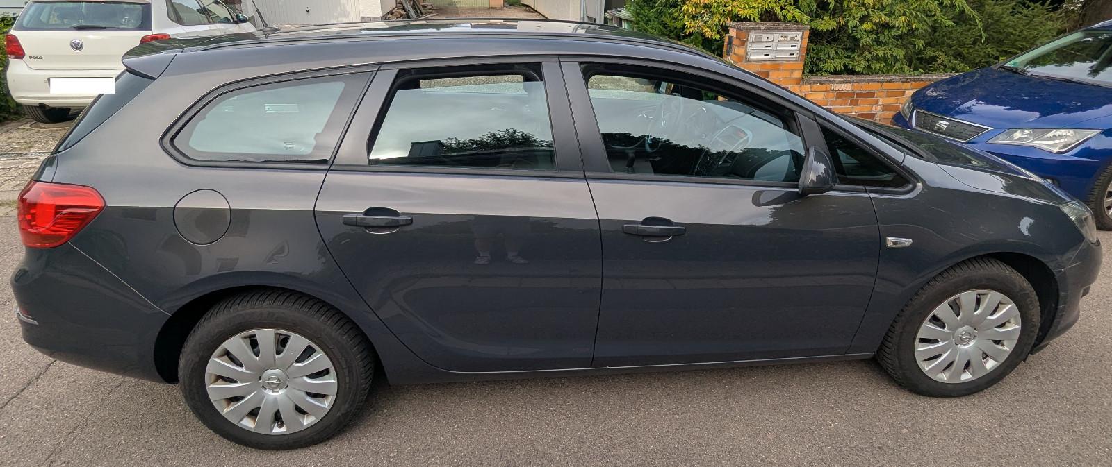 Opel Astra 2013 — interior