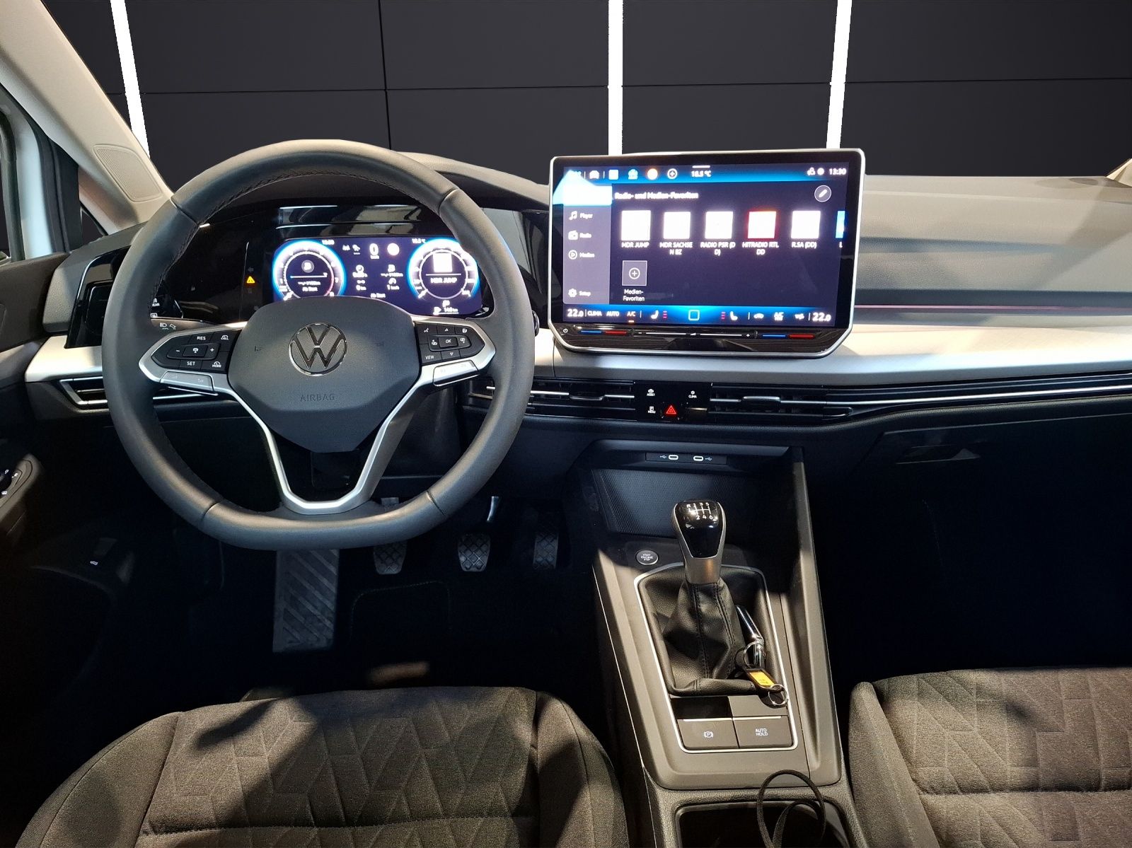 Fahrzeugabbildung Volkswagen Golf VIII Variant TSI Life Standhzg. LED Navi HU